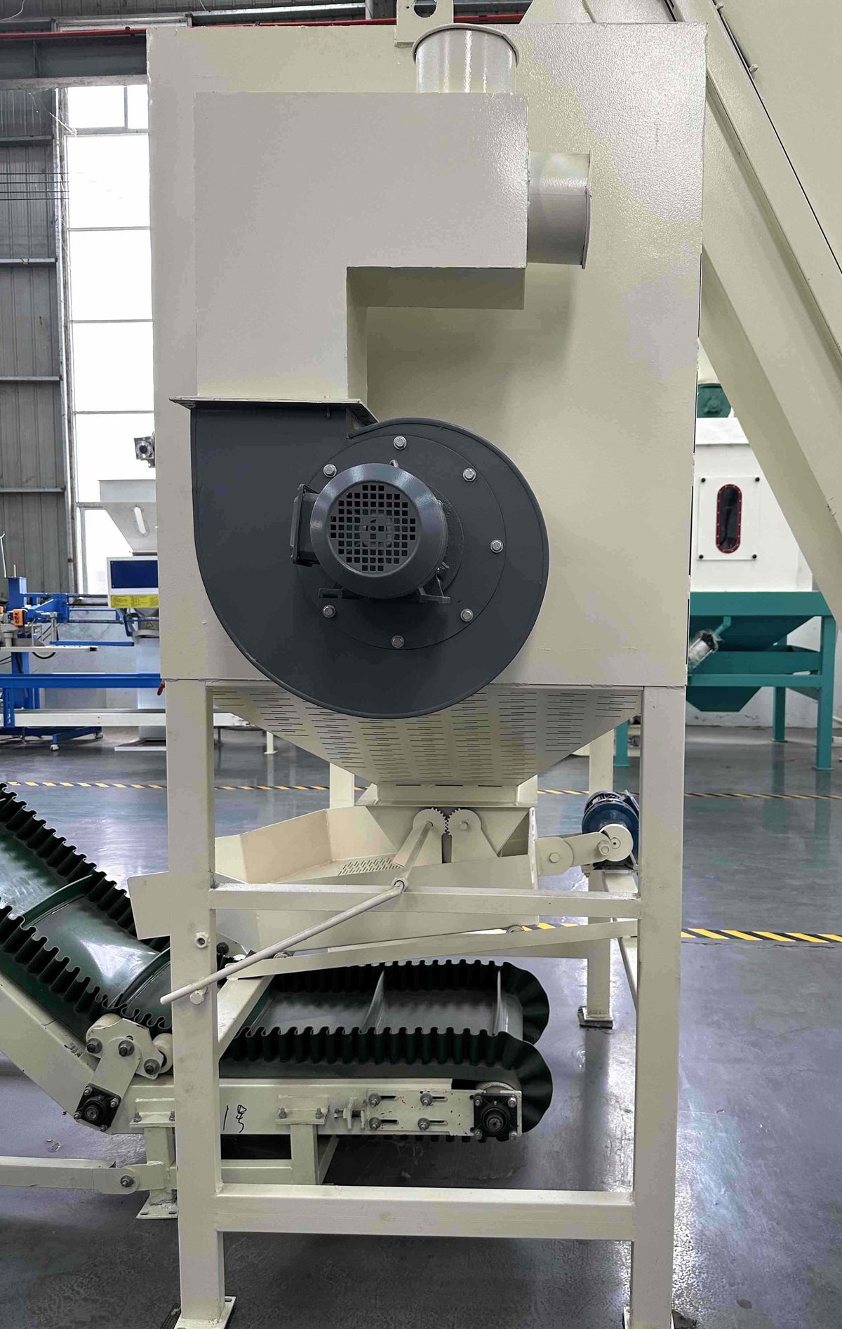 Cooling, screening and packing equipment for feed pellet line